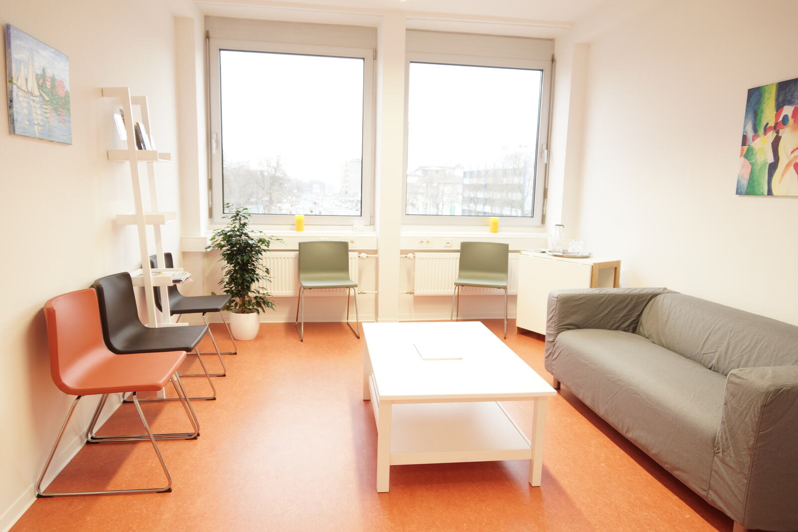 Wartezimmer mit Sofa und großen Fenstern