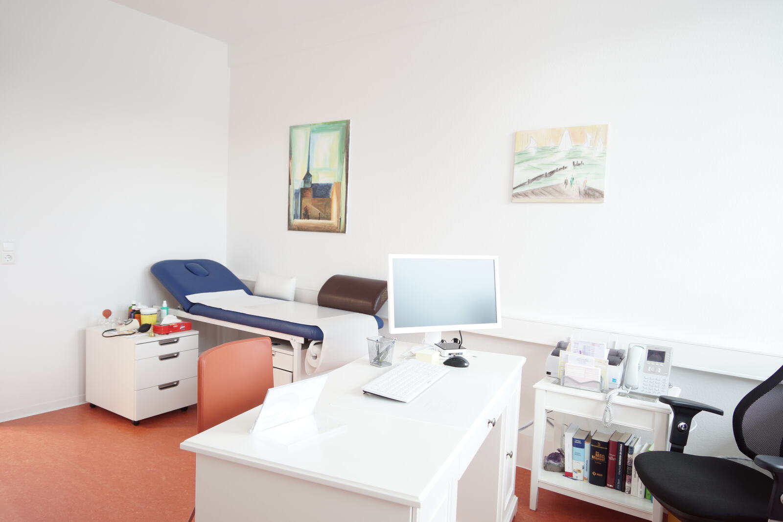 Sprechzimmer mit Liege und Arbeitsplatz